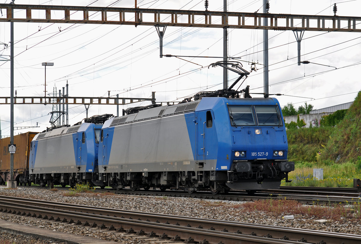 Doppeltraktion, mit den Loks 185 527-9 und 185 525-3, durchfahren den Bahnhof Pratteln. Die Aufnahme stammt vom 17.06.2016.