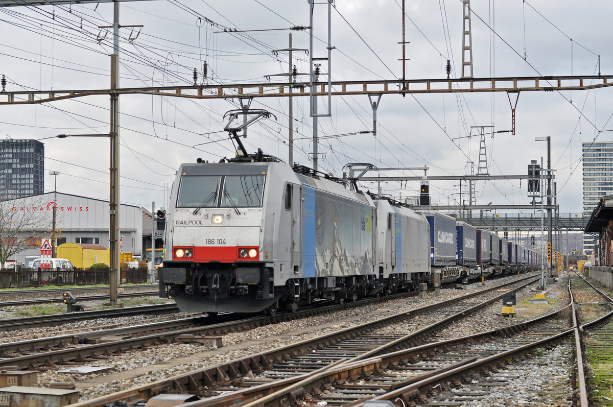 Doppeltraktion, mit den Loks 186 104-6 und 186 110-3, durchfahren den Bahnhof Pratteln. Die Aufnahme stammt vom 08.11.2017.