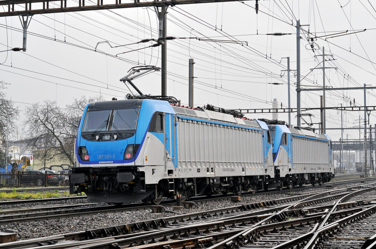 Doppeltraktion, mit den Loks 187 001-3 und 187 003-9 durchfahren den Bahnhof Pratteln. Die Aufnahme stammt vom 20.12.2017.