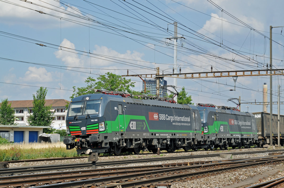 Doppeltraktion, mit den Loks 193 258-1 und 193 259-9, durchfahren den Bahnhof Pratteln. Die Aufnahme stammt vom 20.06.2017.