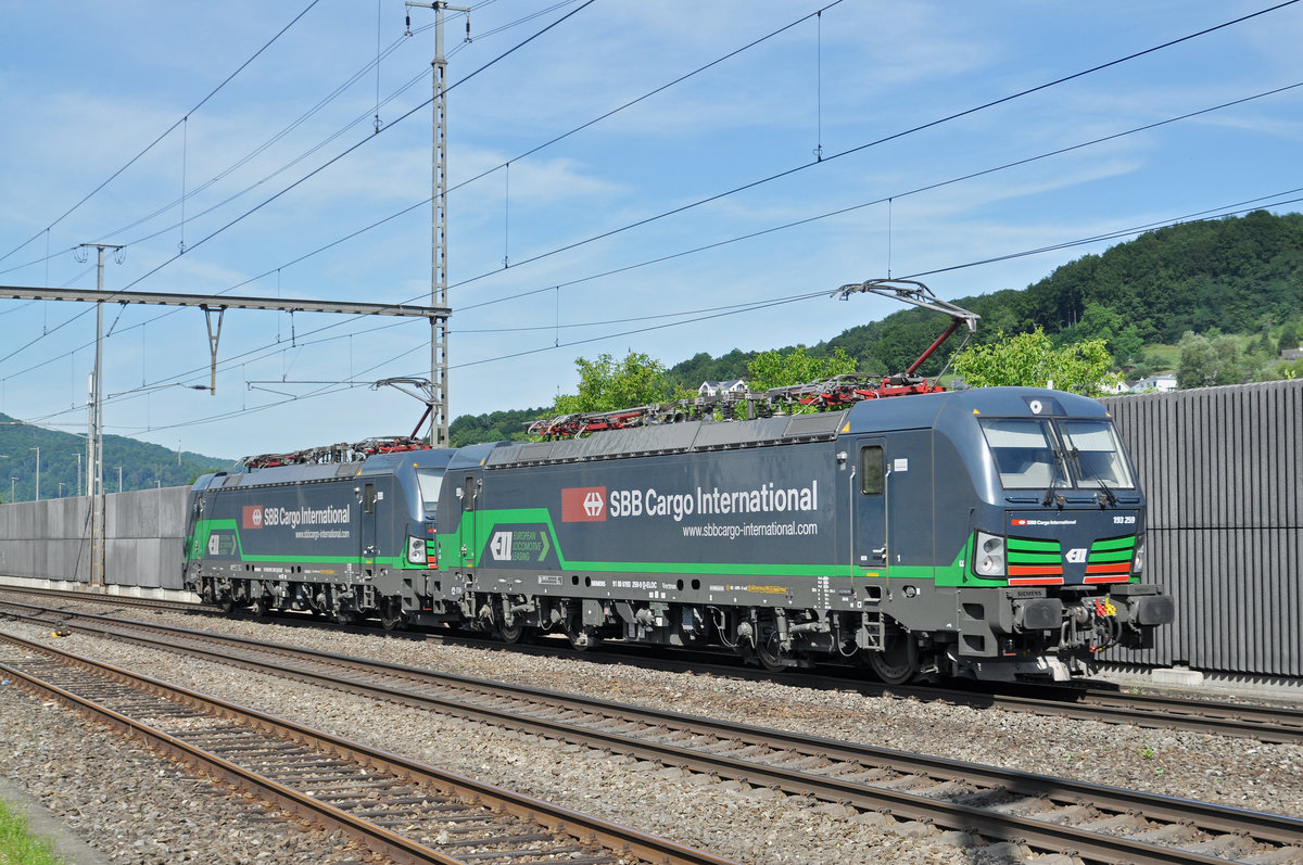 Doppeltraktion, mit den Loks 193 259-9 und 193 258-1, durchfahren den Bahnhof Gelterkinden. Die Aufnahme stammt vom 05.07.2017.