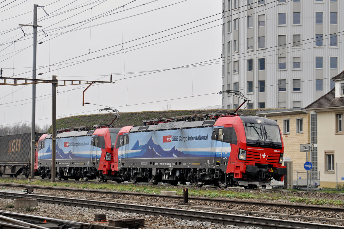 Doppeltraktion, mit den Loks 193 462-9 und 193 461-1, durchfahren den Bahnhof Pratteln. Die Aufnahme stammt vom 09.02.2018.