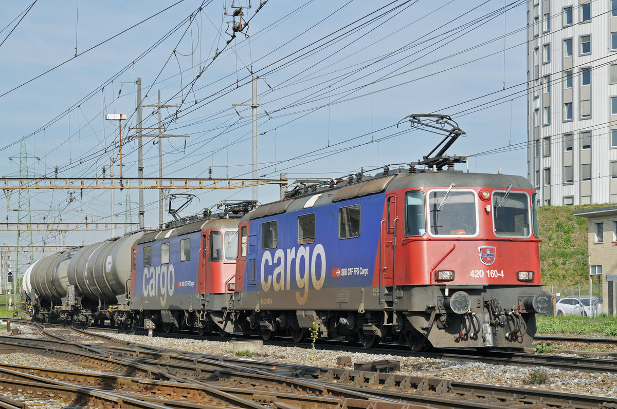 Doppeltraktion, mit den Loks 420 160-4 und 421 388-0, durchfahren den Bahnhof Pratteln. Die Aufnahme stammt vom 12.04.2017.