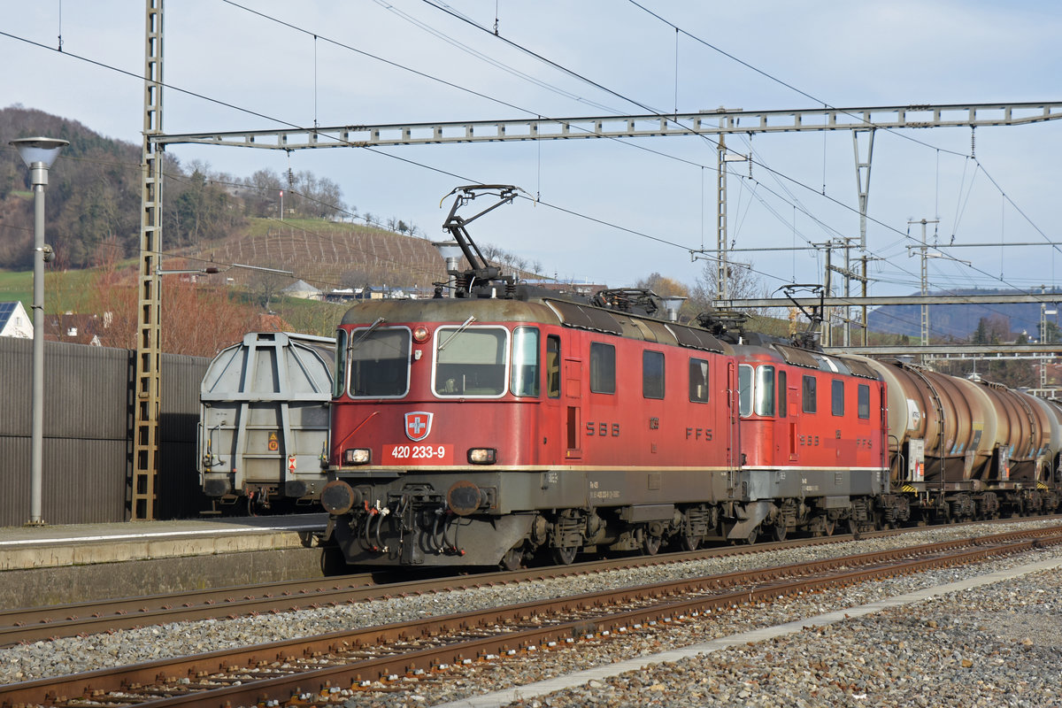Doppeltraktion, mit den Loks 420 233-9 und 430 353-3 durchfährt den Bahnhof Gelterkinden. Die Aufnahme stammt vom 16.01.2019.