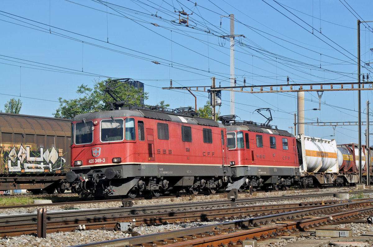 Doppeltraktion, mit den Loks 420 349-3 und 11277 durchfahren den Bahnhof Pratteln. Die Aufnahme stammt vom 21.09.2017.