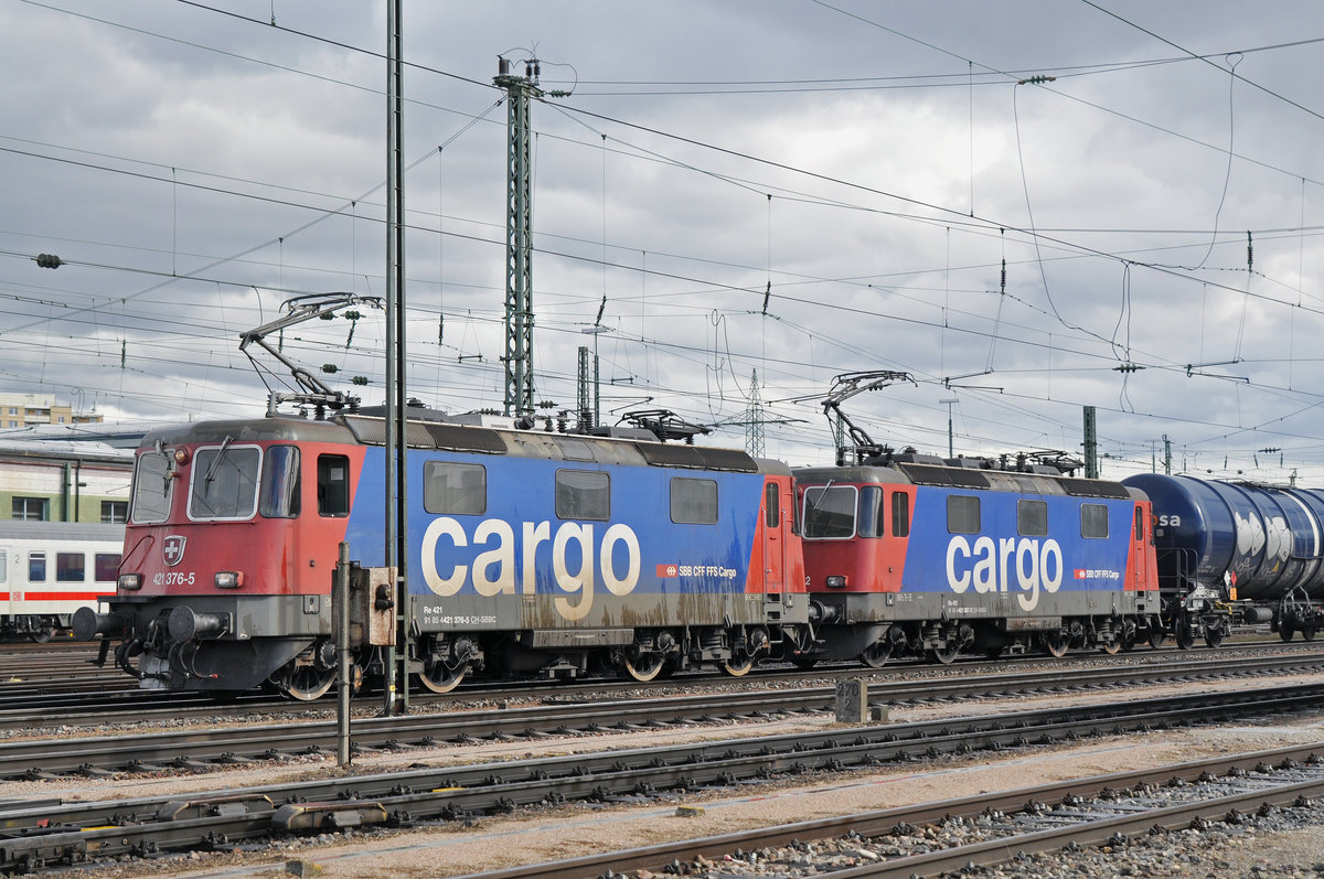 Doppeltraktion, mit den Loks 421 376-5 und 421 387-2, durchfahren den Badischen Bahnhof. Die Aufnahme stammt vom 07.03.2018.