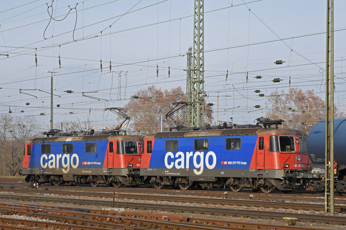 Doppeltraktion, mit den Loks 421 384-9 und 421 372-4, durchfährt den badischen Bahnhof. Die Aufnahme stammt vom 23.01.2019.