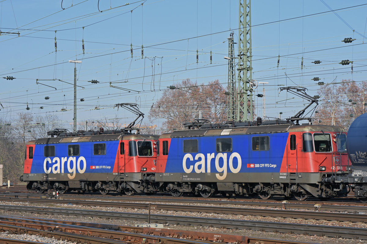 Doppeltraktion, mit den Loks 421 389-8 und 421 374-0, durchfährt den badischen Bahnhof. Die Aufnahme stammt vom 05.02.2019.
