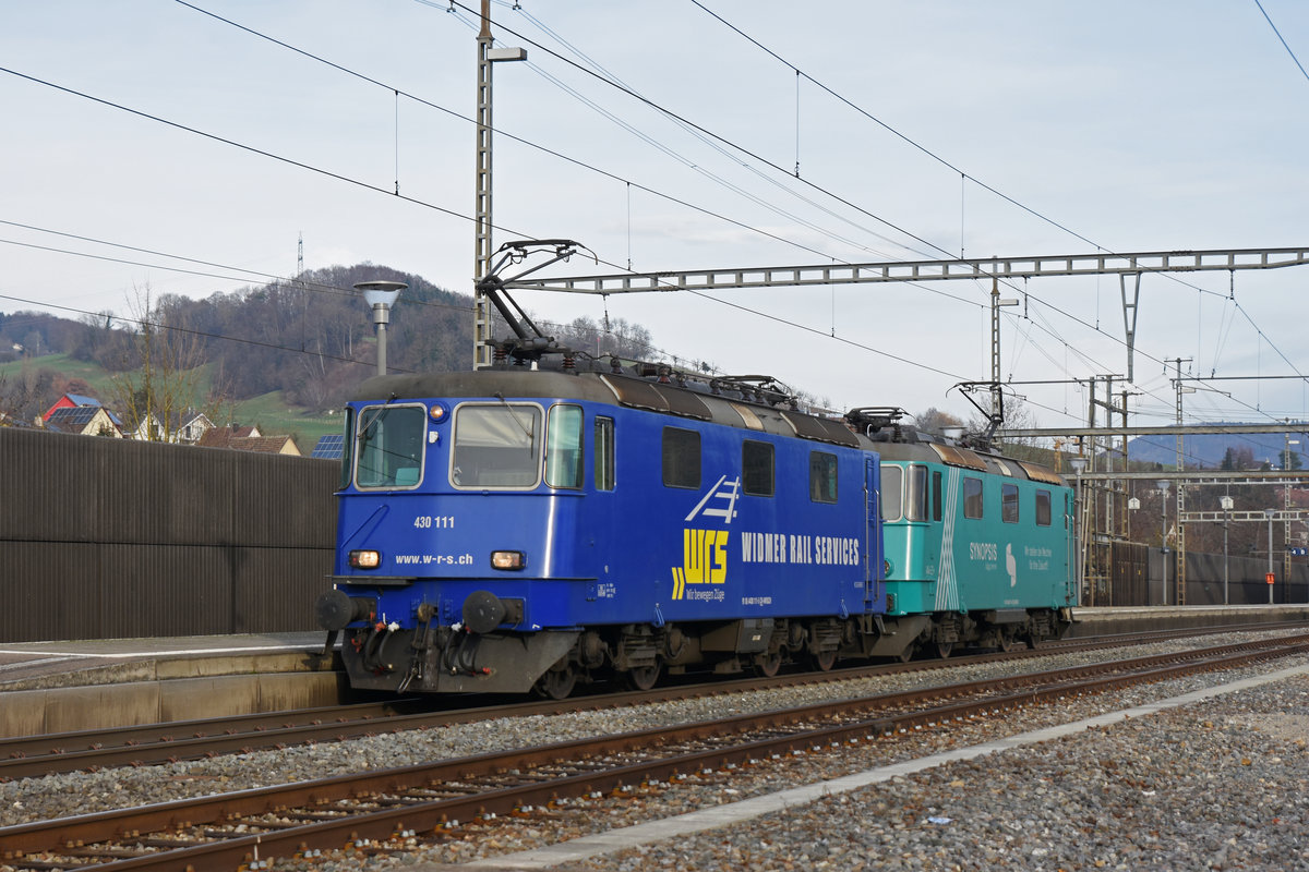Doppeltraktion, mit den Loks 430 111-5 und 430 114-3 mit einer Synopsis Werbung, durchfährt den Bahnhof Gelterkinden. Die Aufnahme stammt vom 16.01.2019.