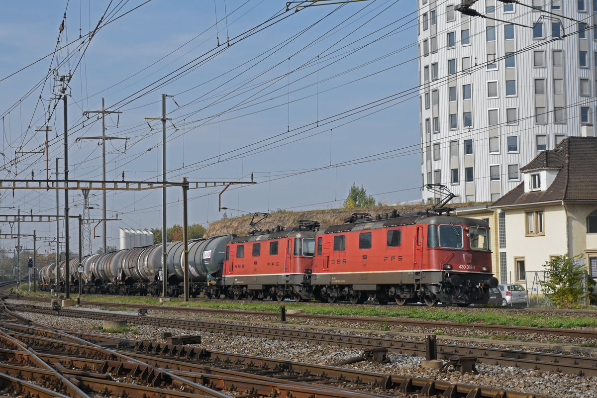 Doppeltraktion, mit den Loks 430 362-4 und 430 358-2, durchfährt den Bahnhof Pratteln. Die Aufnahme stammt vom 18.10.2018.