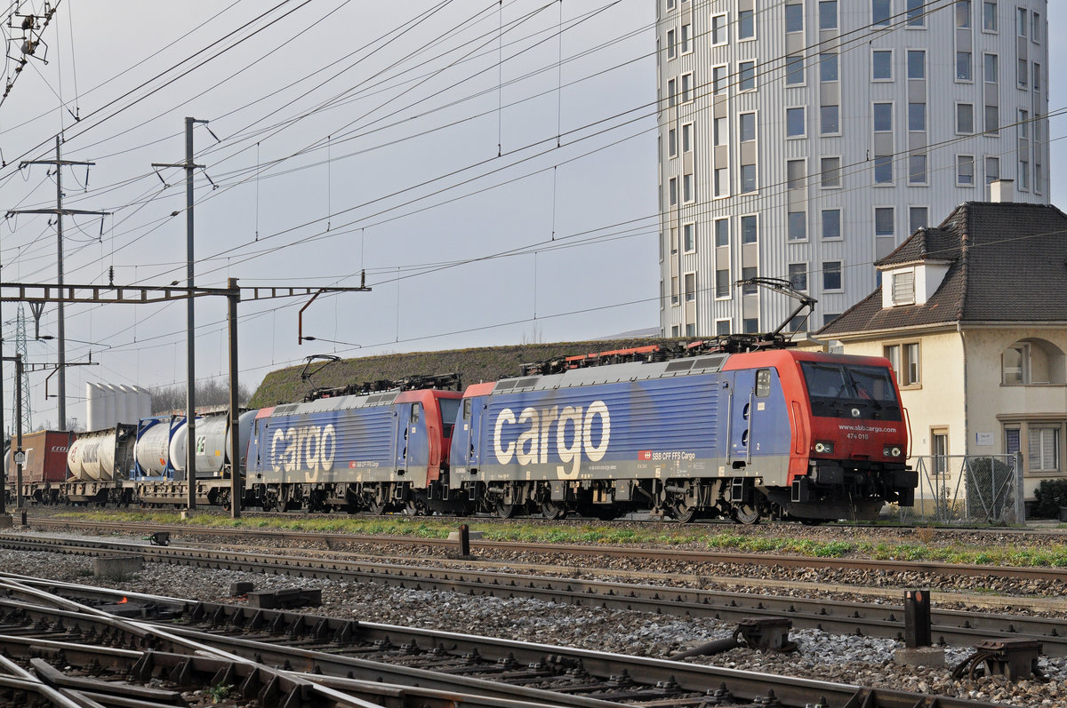 Doppeltraktion, mit den Loks 474 018-9 und 474 009-8 durchfahren den Bahnhof Pratteln. Die Aufnahme stammt vom 09.01.2018.