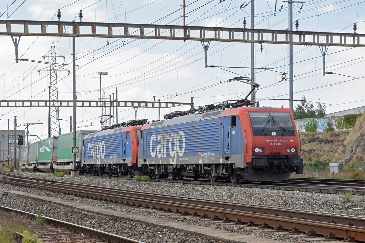 Doppeltraktion, mit den Loks 474 018-9 und 474 005-6, durchfährt den Bahnhof Pratteln. Die Aufnahme stammt vom 04.09.2018.