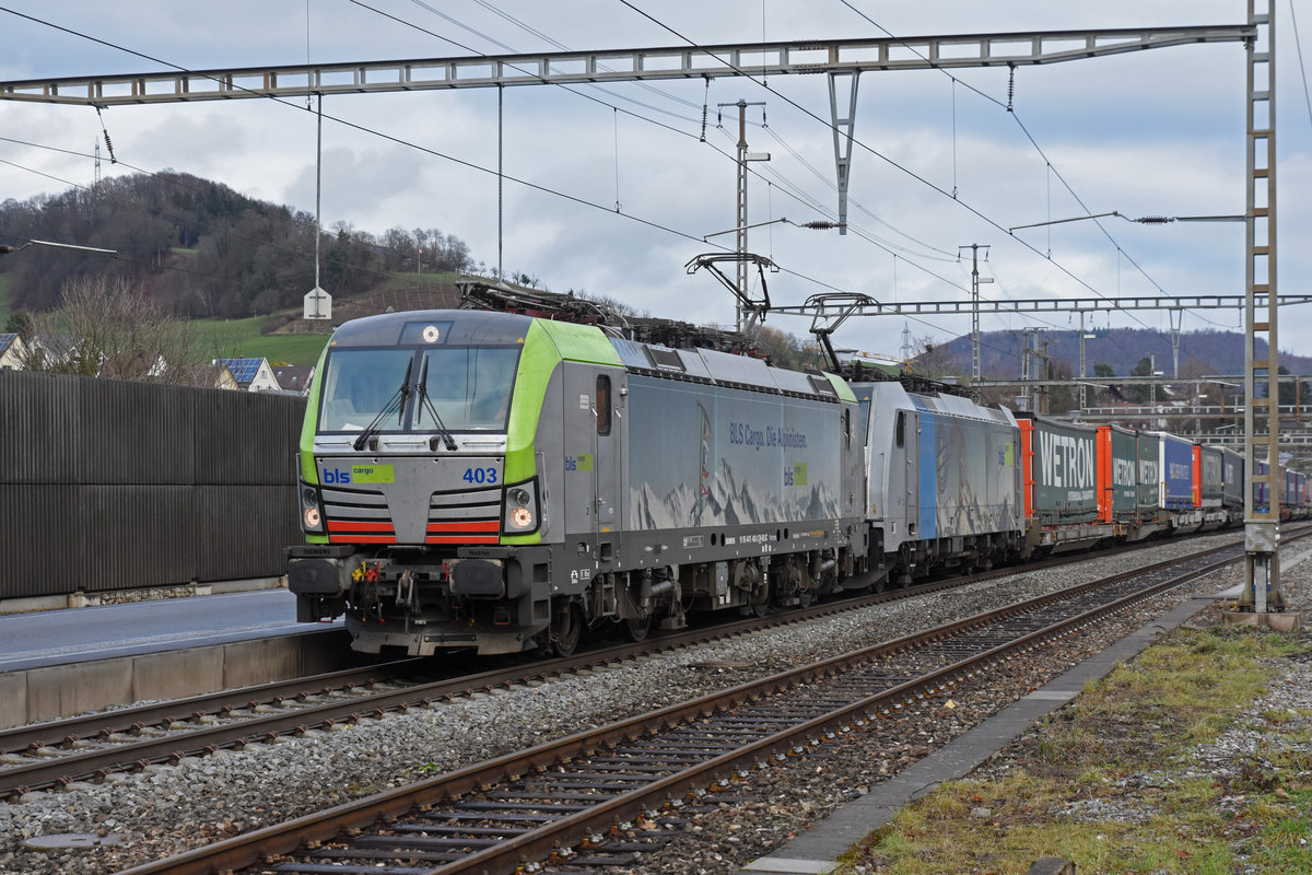 Doppeltraktion, mit den Loks 475 403-2 und 186 108-7, durchfährt den Bahnhof Gelterkinden. Die Aufnahme stammt vom 17.12.2018.