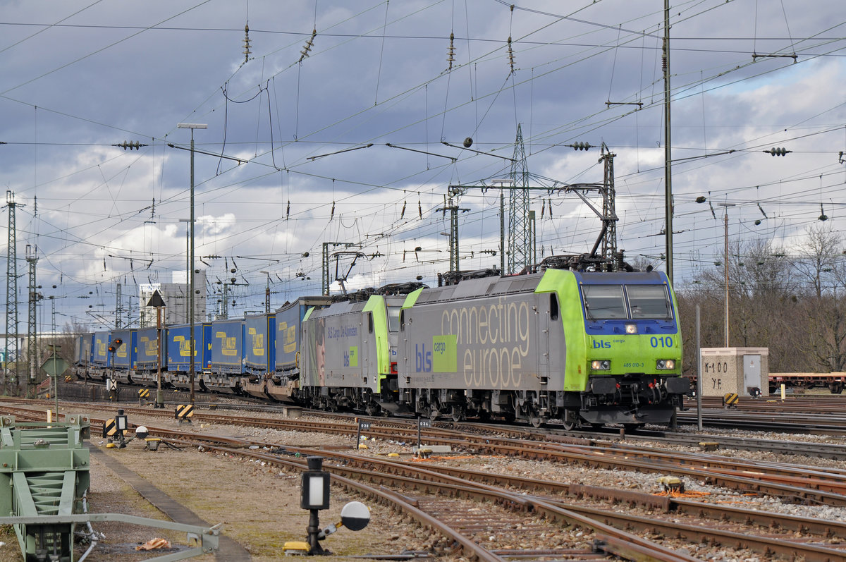 Doppeltraktion, mit den Loks 485 010-3 und 486 503-6 durchfahren den Badischen Bahnhof. Die Aufnahme stammt vom 07.03.2018.