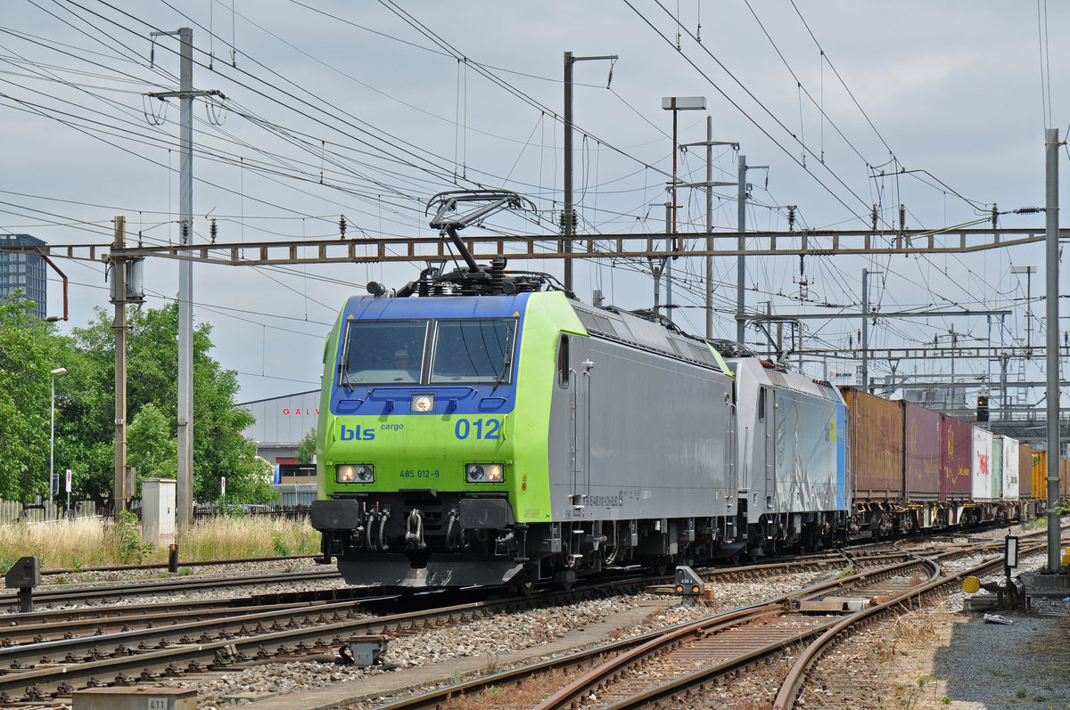 Doppeltraktion, mit den Loks 485 012-9 und 186 103-8, durchfahren den Bahnhof Pratteln. Die Aufnahme stammt vom 24.06.2017.