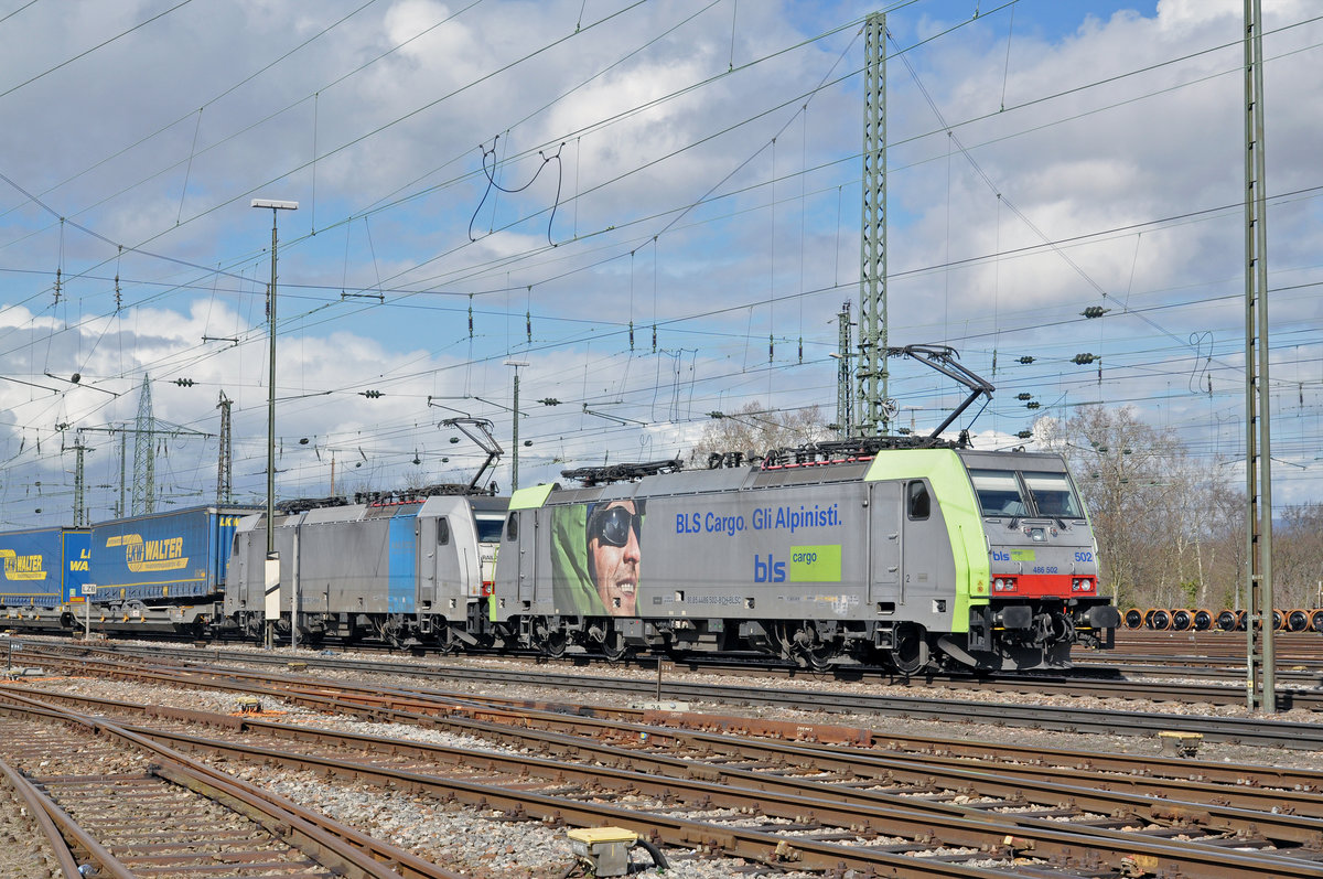 Doppeltraktion, mit den Loks 486 502-8 und 186 106-1, durchfahren den Badischen Bahnhof. Die Aufnahme stammt vom 16.03.2018.