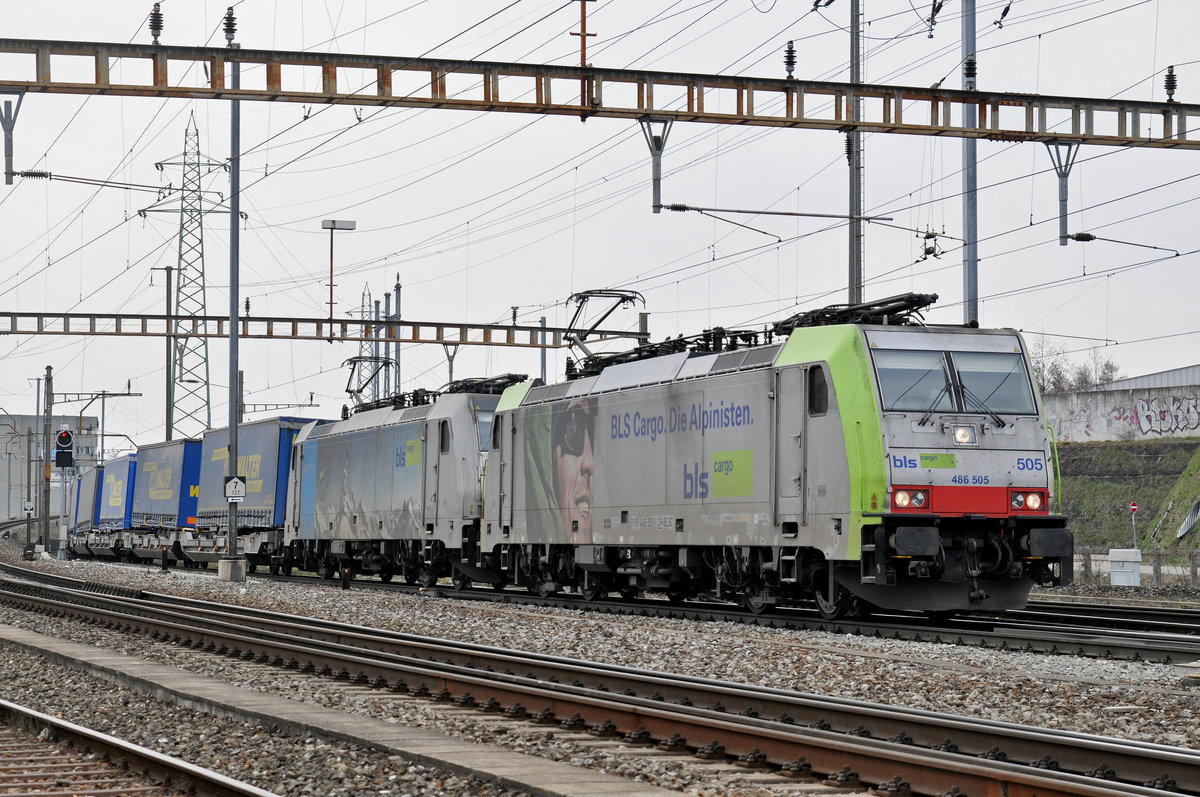 Doppeltraktion, mit den Loks 486 505-1 und 186 105-3, durchfahren den Bahnhof Pratteln. Die Aufnahme stammt vom 27.02.2018.