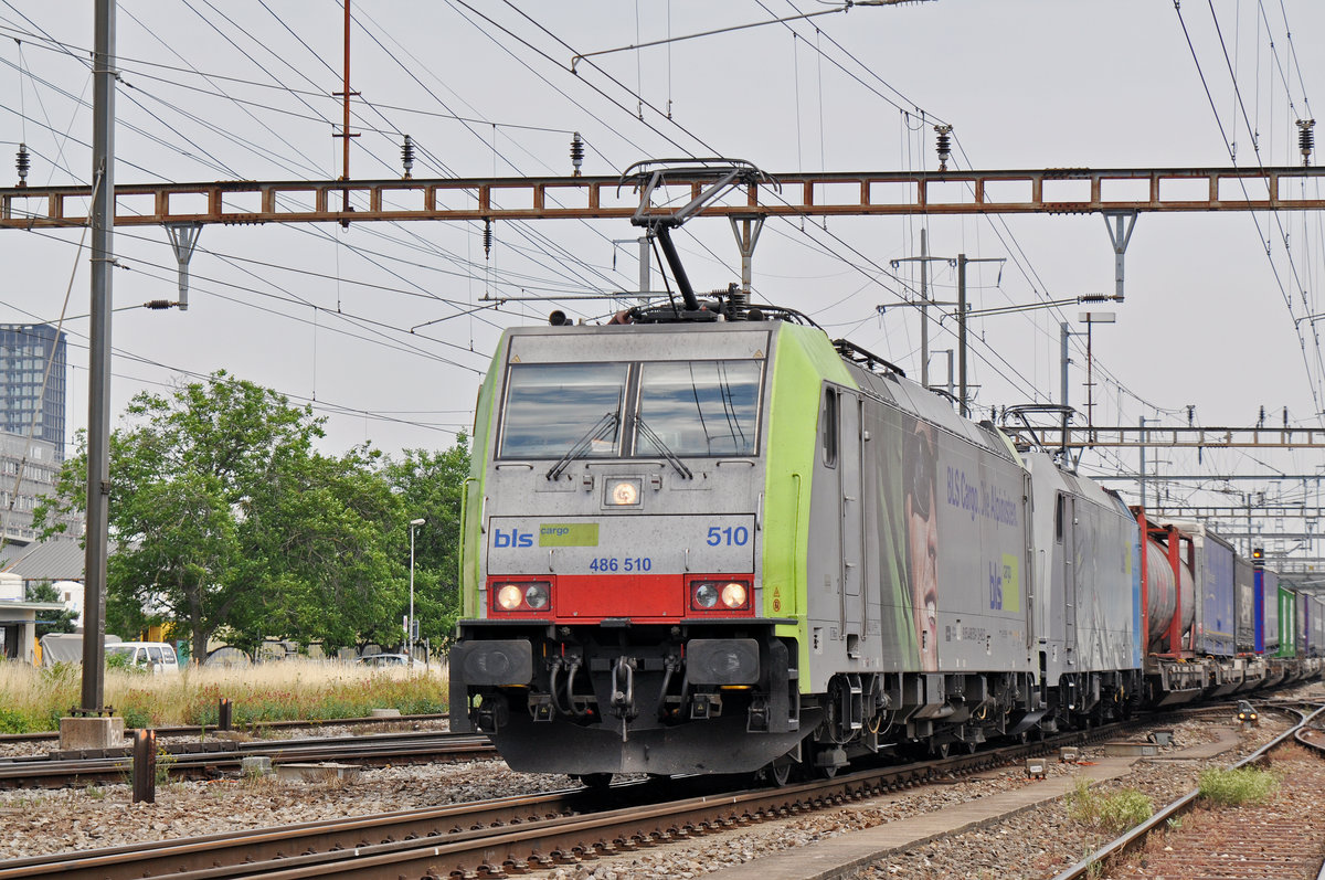 Doppeltraktion, mit den Loks 486 510-1 und 186 103-8, durchfahren den Bahnhof Pratteln. Die Aufnahme stammt vom 23.06.2017.