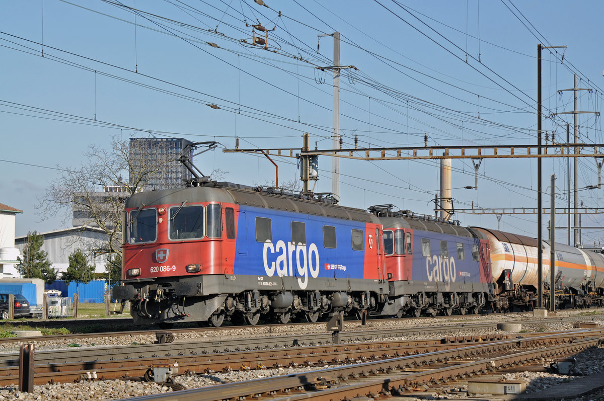 Doppeltraktion, mit den Loks 620 086-9 und 620 039-8, durchfahren den Bahnhof Pratteln. Die Aufnahme stammt vom 13.02.2018.