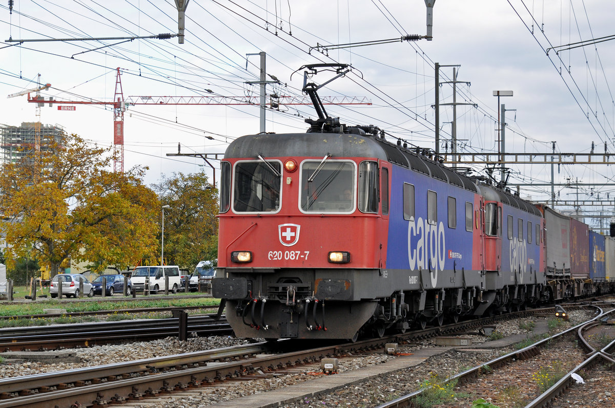 Doppeltraktion, mit den Loks 620 087-7 und 620 061-2, durchfahren den Bahnhof Pratteln. Die Aufnahme stammt vom 20.10.2016.