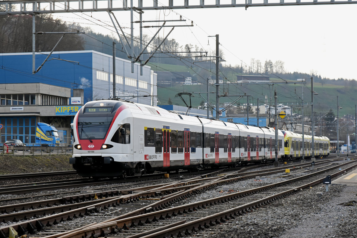 Doppeltraktion, mit den RABe 521 022 und 521 017 mit der Werbung für die Fachhochschule Muttenz, auf der S3, verlässt den Bahnhof Lausen. Die Aufnahme stammt vom 16.01.2019.