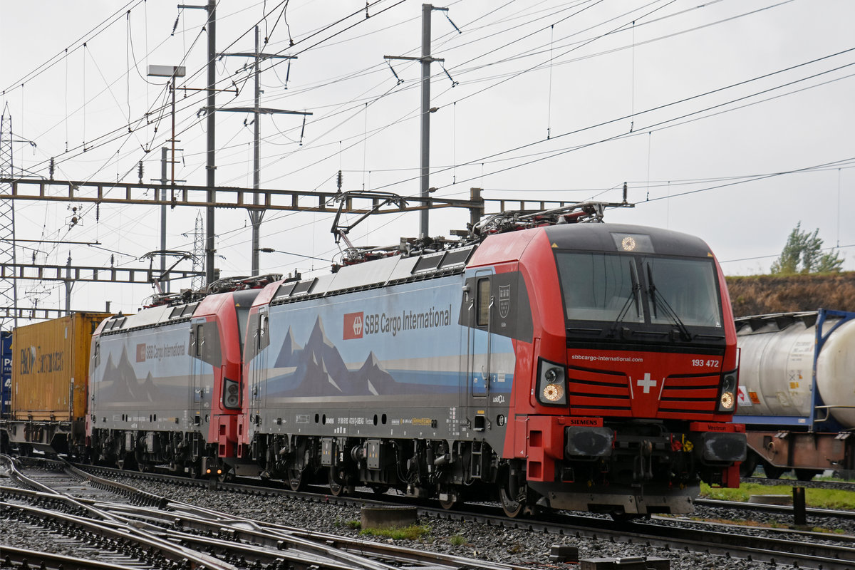 Doppeltraktion, mit den Siemens Vectron Loks 193 472-8 und 193 468-6, durchfährt den Bahnhof Pratteln. Die Aufnahme stammt vom 01.10.2018.