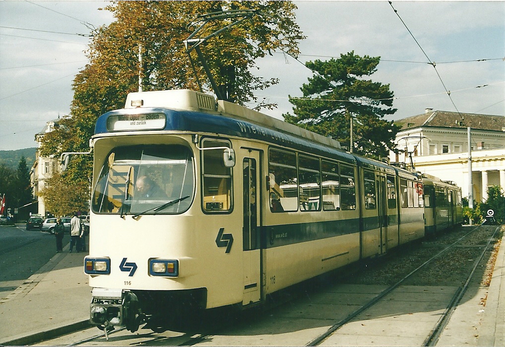 Doppeltraktion modernisierter Gelenkwagen der WLB (vorn: Wagen 116) in der Endstation Baden, Oktober 2003.