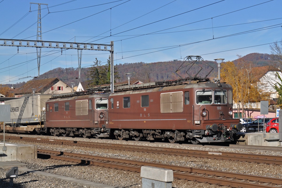 Doppeltraktion Re 425 der BLS mit den Loks 188 und 185 durchfahren den Bahnhof Sissach. Die Aufnahme stammt vom 06.11.2015.