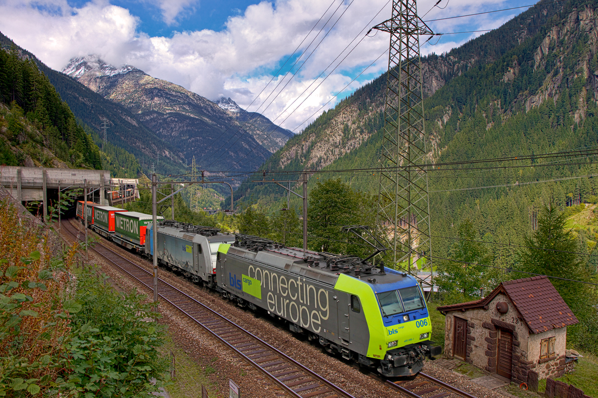 Doppeltraktion Re 485 006 mit  186 xxx fahren mit einem UKV Zug bei der Kabelbude in Göschenen vorbei.Bild vom 24.9.2015