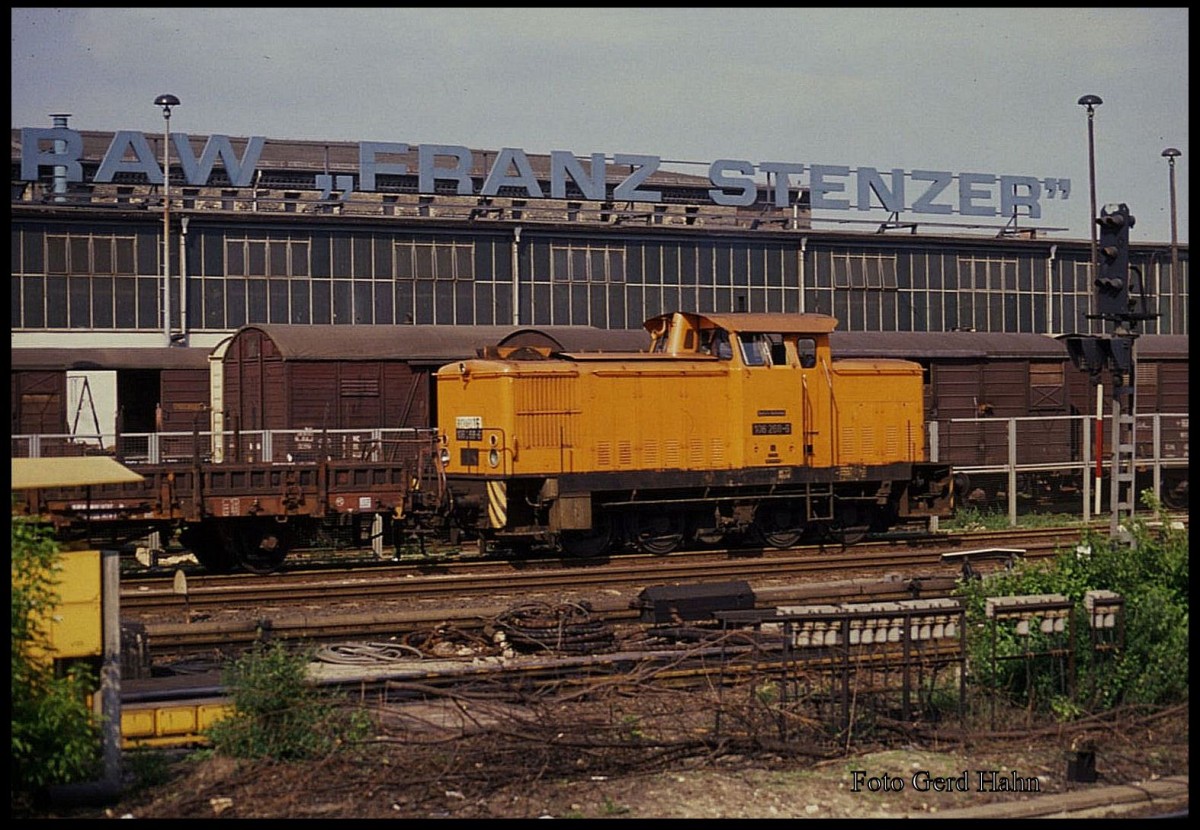DR 106268 rangiert am 8.5.1989 vor dem RAW Franz Stanzer am Bahnhof Warschauer Straße in Ostberlin.