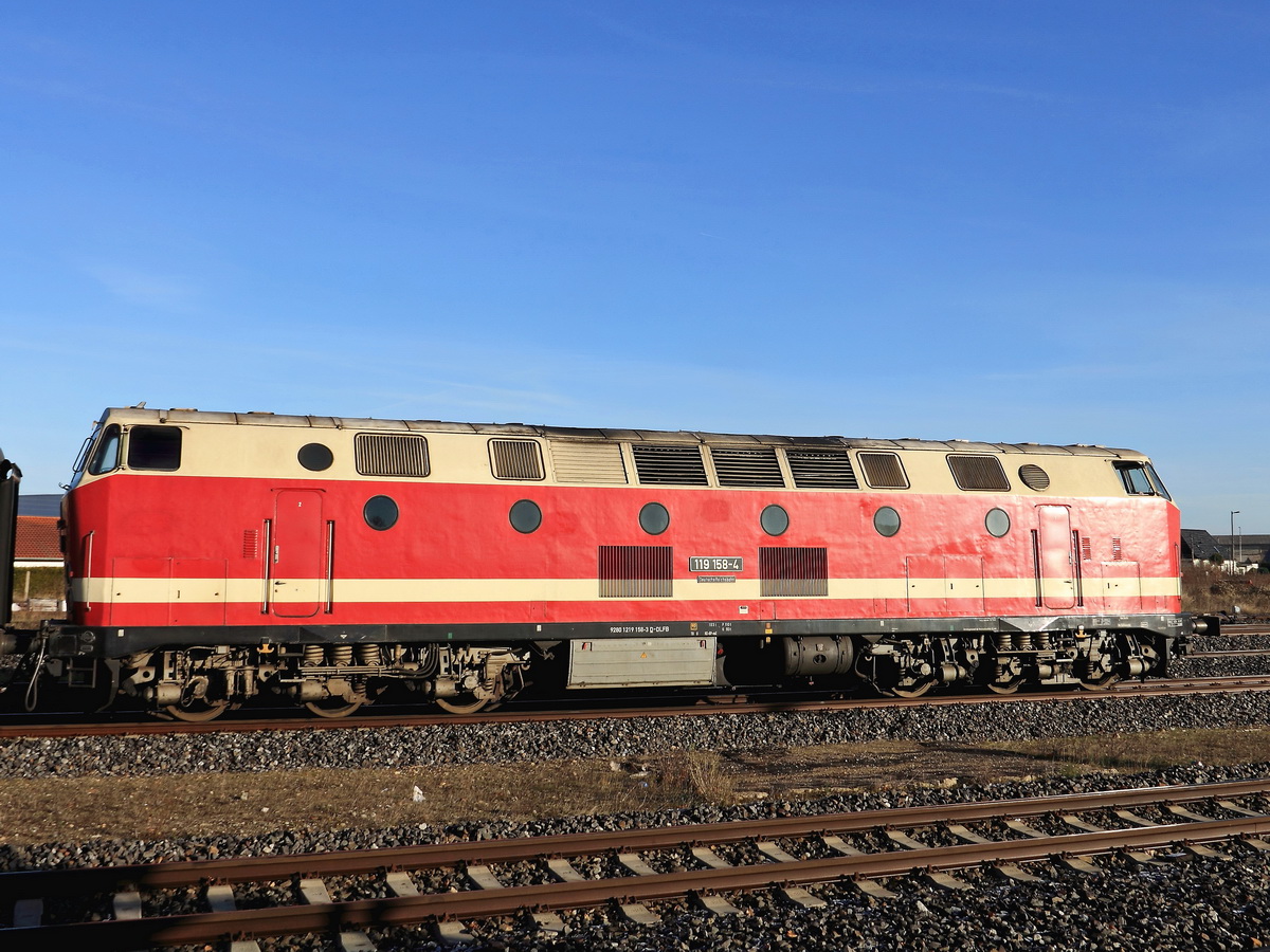 DR 119 158-4 (92 80 1219 158-3 D-DLFB) am 03. Dezember 2016 bei der Ausfahrt aus dem Bahnhof Halberstadt nach Quedlinburg.