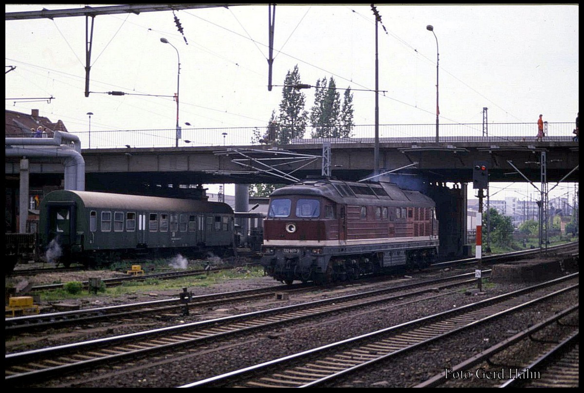 DR 132607 solo am 8.5.1989 durch Bahnhof Warschauer Straße in Richtung Ostberlin - Ostkreuz.