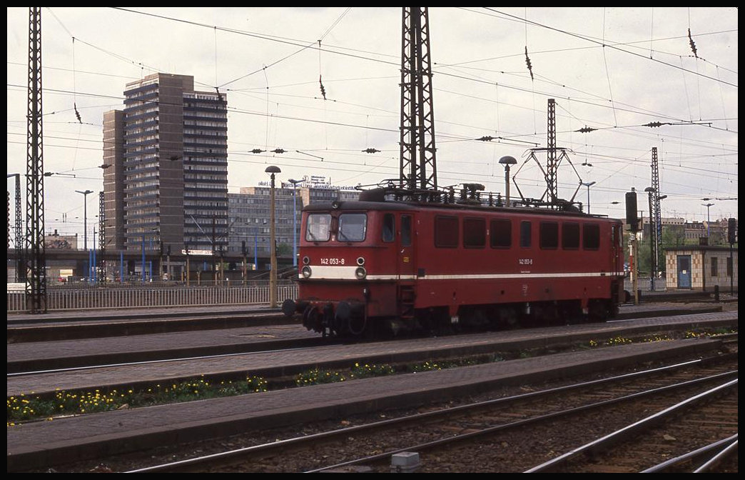 DR 142053 im Gleisvorfeld des HBF Halle an der Saale am 26.4.1992.