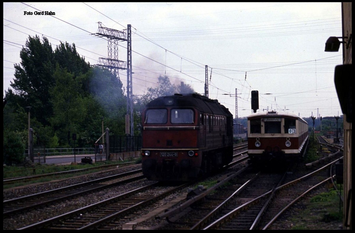 DR Taiga Trommel 120244 begegnete am 8.5.1989 im Bahnhof Ostkreuz in Ostberlin einer Altbau S-Bahn der Deutschen Reichsbahn.