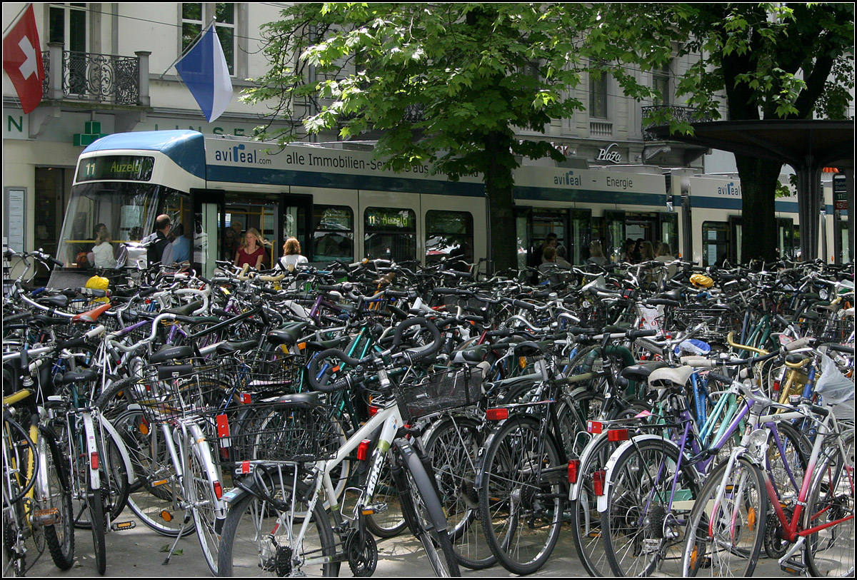 Drahtesel und Tram -

Zürich, Bahnhof Stadelhofen.

24.05.2008 (M)