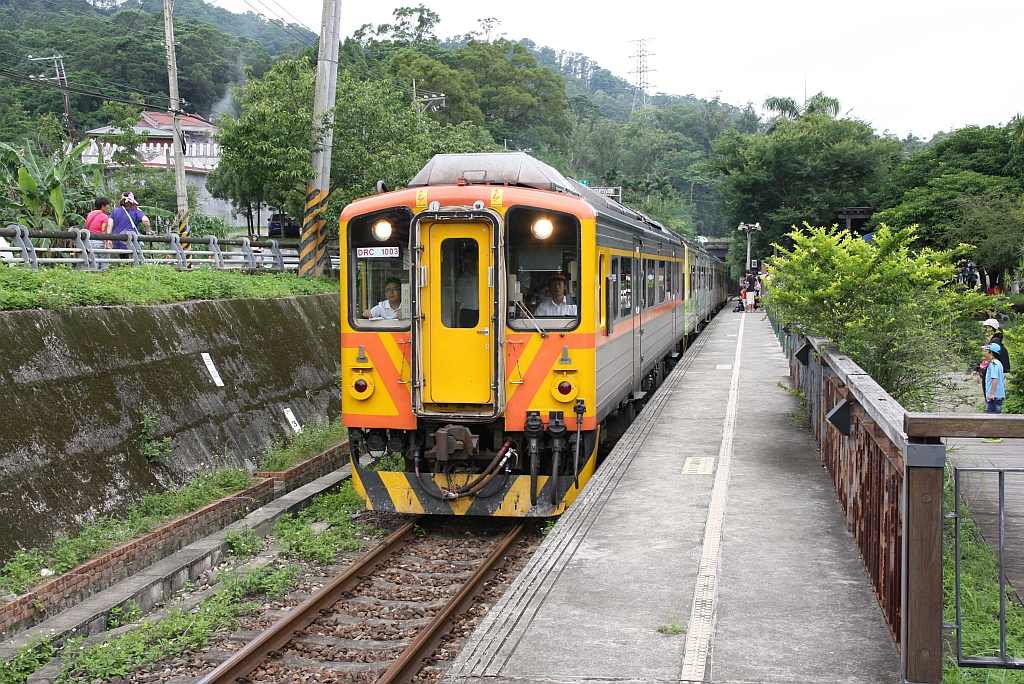 DRC1003 als erstes Fahrzeug des Local Train 1812 nach Neiwan am 10.Juni 2017 in der Hexing Station.