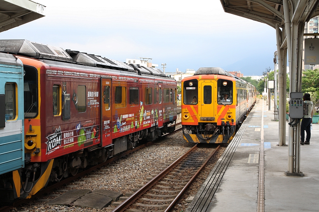 DRC1006 als erstes Fahrzeug des Local Train 1823 (Neiwan Station - Zhuzhong Station) fährt am 10.Juni 2017 in die Zhudong Station ein. Links der mit Totalwerbung versehene DRC1009 als erstes Fahrzeug des Local Train 1824 (Zhuzhong Station - Neiwan Station).