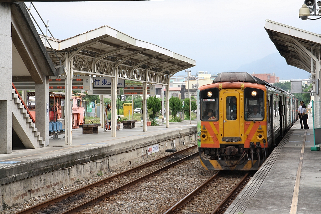 DRC1017 als erstes Fahrzeug des Local Train 1821 (Neiwan Station - Zhuzhong Station) am 10.Juni 2017 in der Zhudong Station.