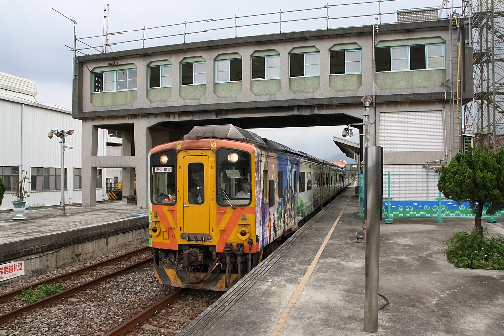 DRC1017 als erstes Fahrzeug des Local Train 1821 (Neiwan Station - Zhuzhong Station) fährt am 10.Juni 2017 aus der Zhudong Station.