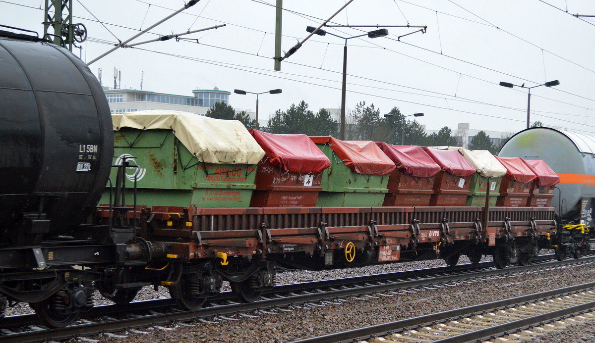 Drehgestell-Flachwagen vom Einsteller Ahaus Alstätter Eisenbahn Cargo AG (gehört zu VTG) mit der Nr. 35 RIV 68 D-AAEC 3988 880-3 Rens2 beladen mit LKW-Absetzcontainern mit Folie abgedeckt in einem gemischten Güterzug am 26.01.19 Bf. Flughafen Berlin-Schönefeld.