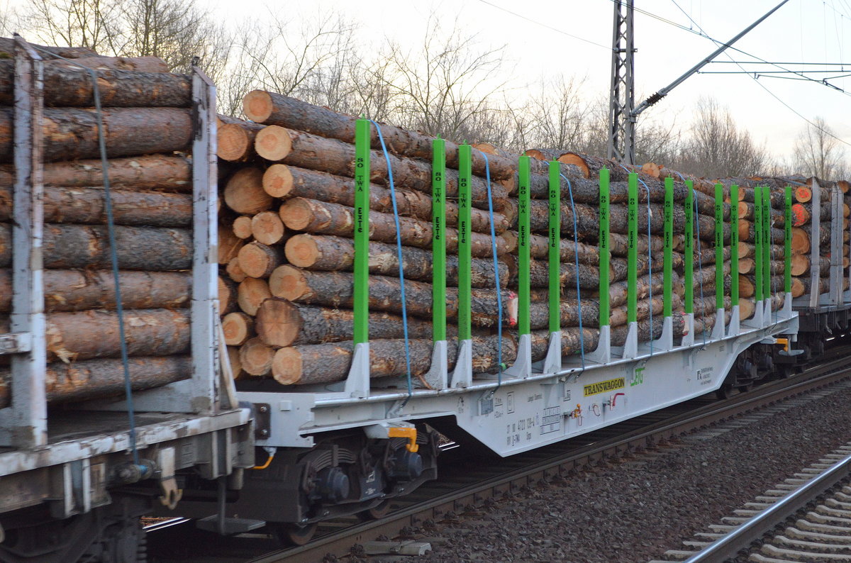 Drehgestell-Flachwagen mit Niederbindeeinrichtungen vom Einsteller TRANSWAGGON angemietet von SETG siehe Firmenlogo + grüne Rungen mit der Nr. 37 RIV 80 D-TWA 4723 139-4 Snps Ladegut: Stammholz am 11.02.19 Bf. Berlin-Hohenschönhausen.