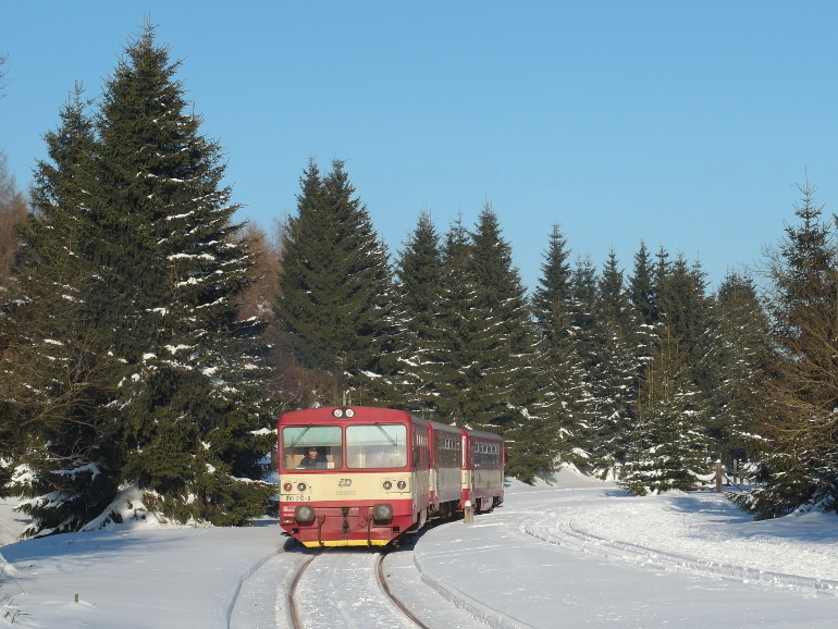 Drei 810er  Brotbüchsen  als OS Most (Brüx) - Moldava v Krušných horách (Moldau im Erzgebirge) kurz hinter Hp Mikulov Nove Mesto; 21.1.17
