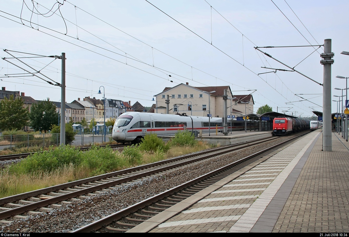 Drei auf einen Streich im Bahnhof Bitterfeld:
Während 411 577 (Tz 1177  Rathenow ) und 411 606-7 (Tz 1192  Linz ) als ICE 1714  Pommersche Bucht  (Linie 28) von München Hbf nach Ostseebad Binz auf Gleis 1 durchfahren, verlässt im Hintergrund 401 063-3 (Tz 163) als ICE 703 (Linie 18) von Hamburg-Altona nach München Hbf den Bahnhof auf Gleis 3.
Dazwischen, auf Gleis 2, parkt ein Kesselzug mit 185 605-3 der RheinCargo GmbH & Co. KG.
[21.7.2018 | 10:36 Uhr]