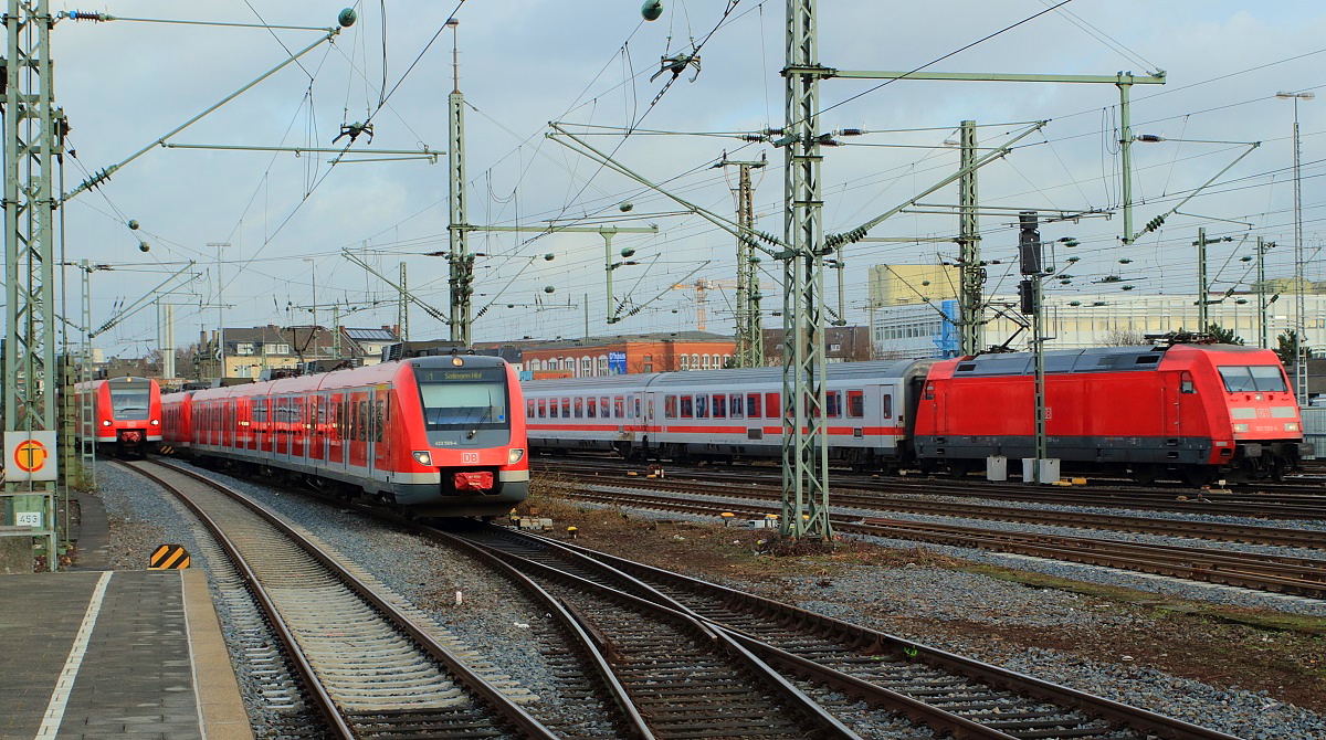 Drei DB-Züge fahren am 24.12.2016 gleichzeitig in den Düsseldorfer Hauptbahnhof ein: Rechts eine 101 mit einem IC, in der Mitte ein 422 mit der S 1 nach Solingen Hauptbahnhof und links im Hintergrund ein 425 mit einem Regionalexpress aus Kassel-Wilhelmshöhe.