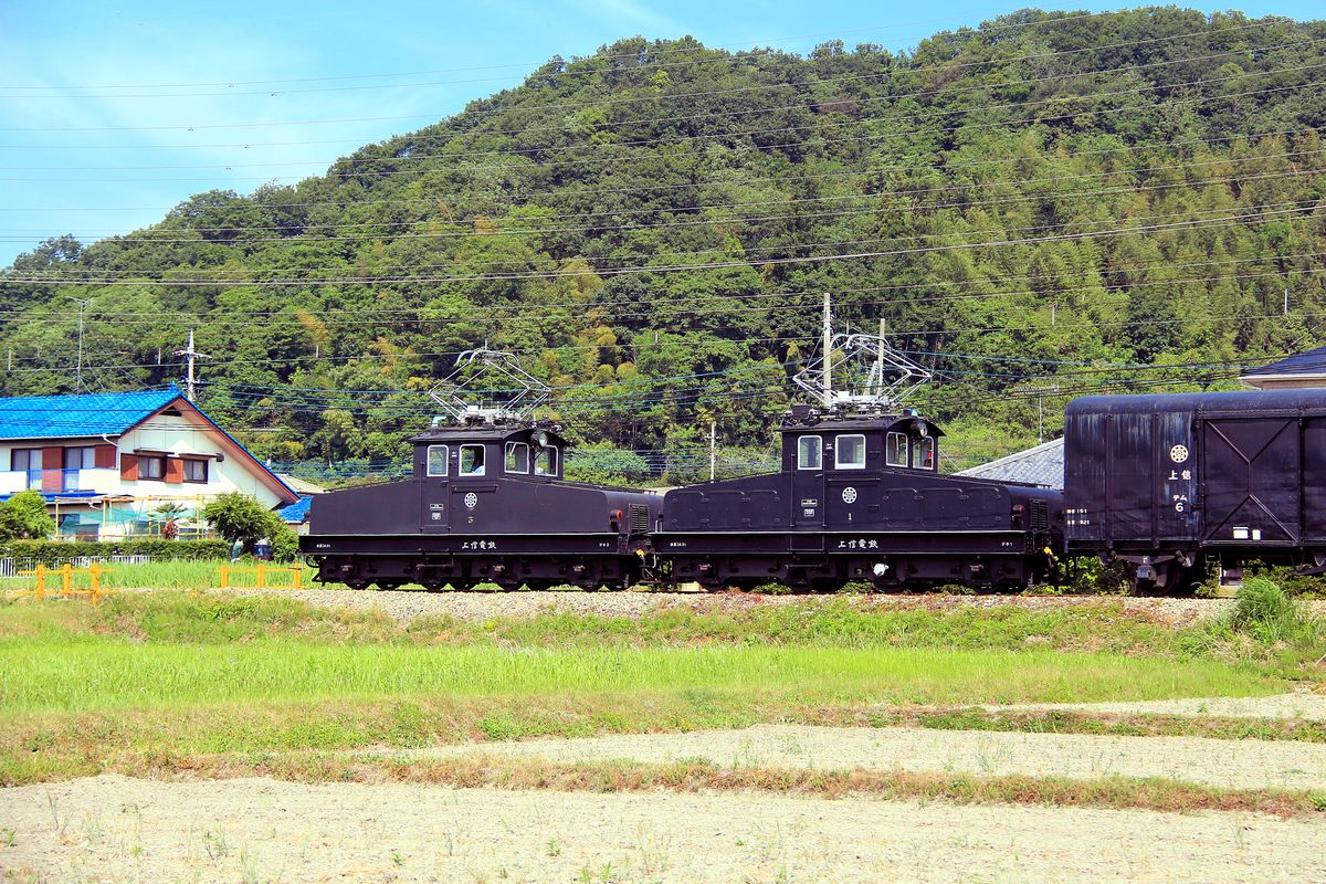 Drei kleine Lokomotiven wurden von Siemens-Schuckert und MAN im Jahr 1924 an die 33,7 km lange Jôshin-Bahn (in der Kantô-Ebene, ausgehend von der Stadt Takasaki) geliefert, anlässlich deren Elektrifizierung. Die Bahn selber wurde schon 1897 eröffnet, was die damalige intensive Industrialisierung dieser Gegend zeigt. Im Vordergrund stand die Seidenweberei und der Seidenwarentransport. Aufnahme der Loks 1 und 3 am 29.Mai 2016. 