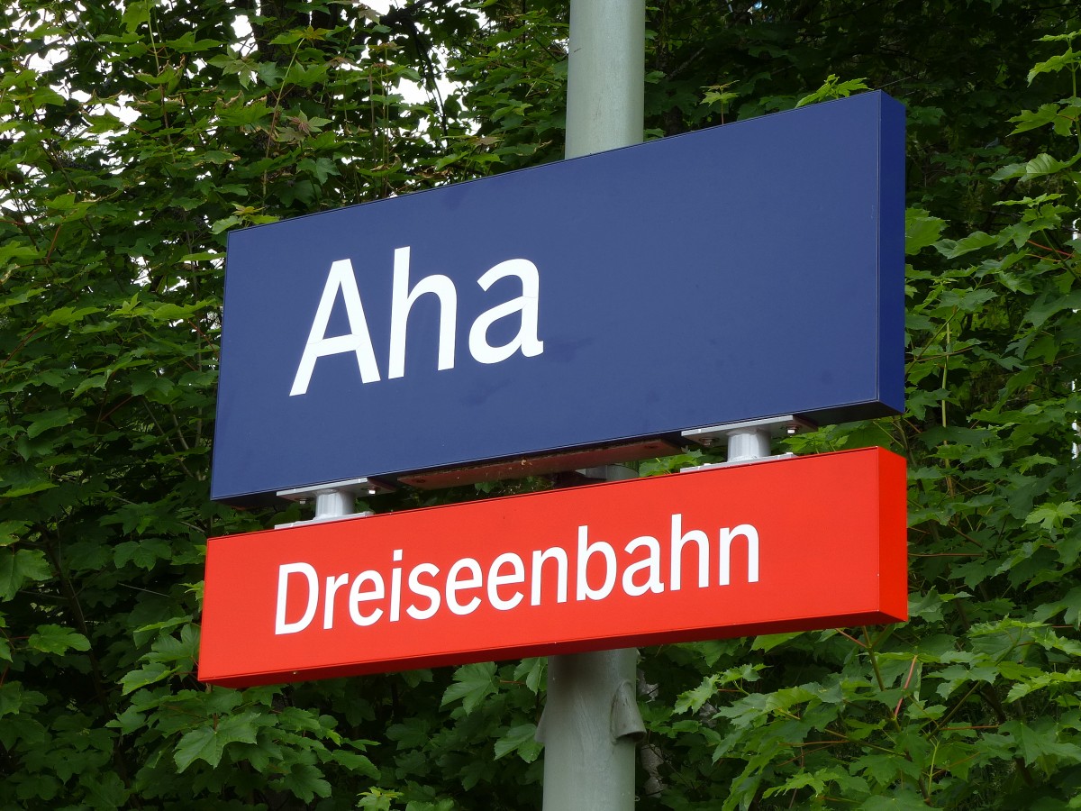 Drei-Seen-Bahn, Bahnhofsschild in Aha, Juni 2014