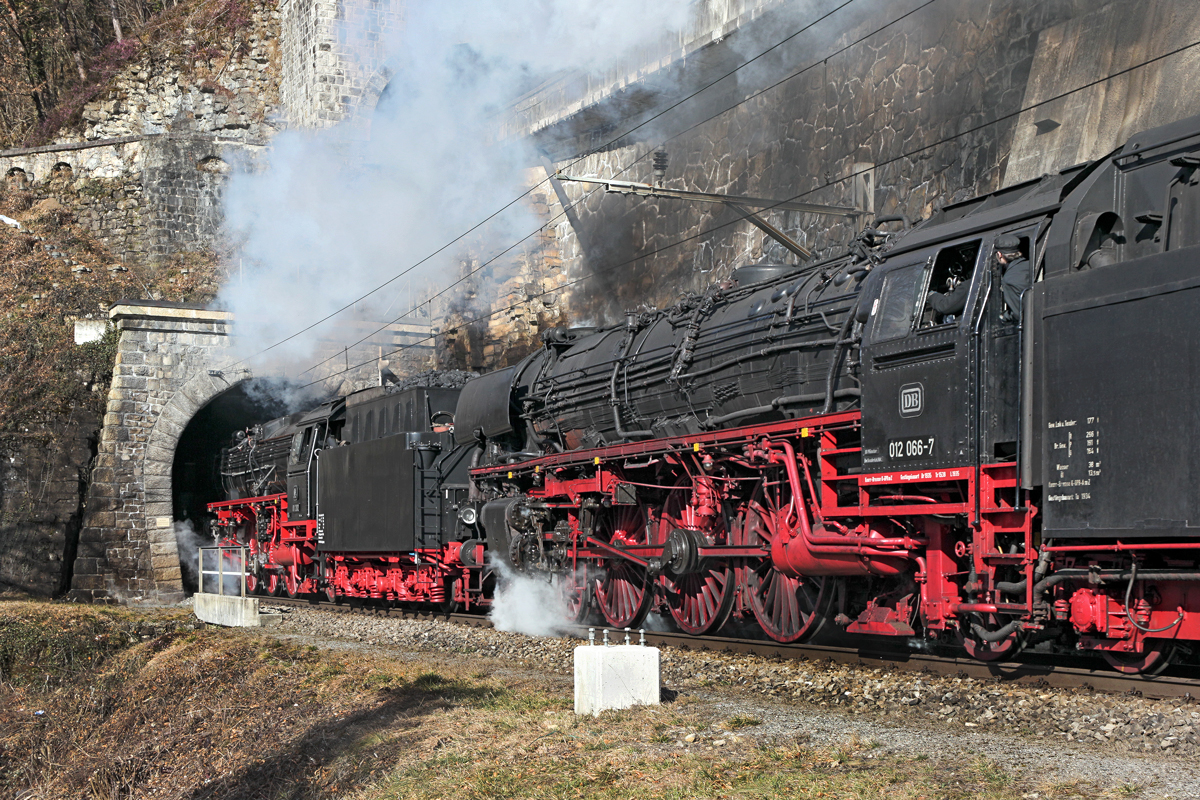 Dreiertraktion der Dampflokomotiven,50 3673 ist bereits im Tunnel verschwunden,Pacific 01 202,01 1066 sind hier zu sehen,während am Zugschluss zuguterletzt die Ae 6/6 11497 als Schublok besorgt ist das der Zug aus Erstfeld bis Wohlen kommt.Bild vom 7.3.2015