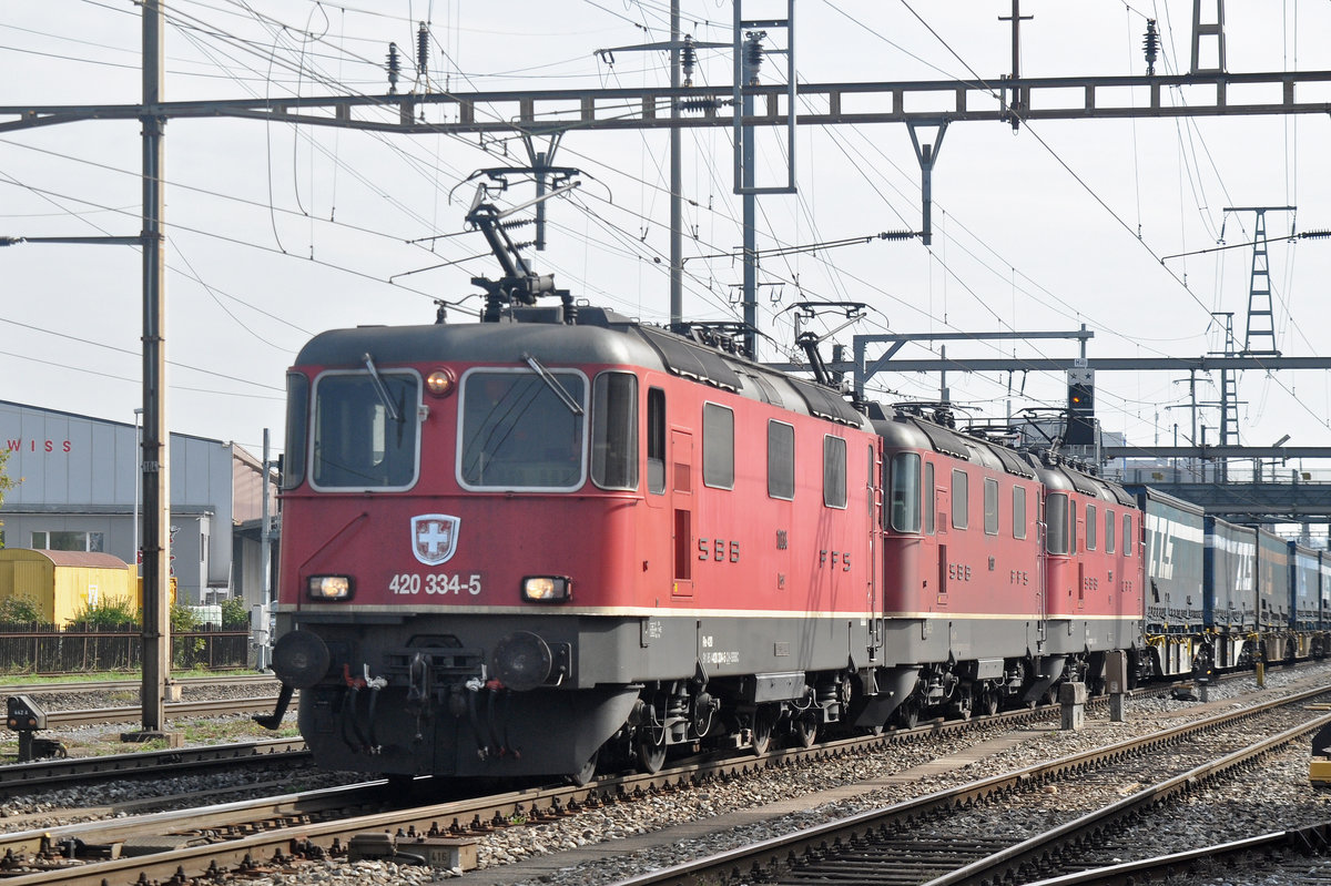 Dreifach Traktion, mit den Loks 420 334-5, 11337 und 11336 durchfahren den Bahnhof Pratteln. Die Aufnahme stammt vom 29.09.2017.