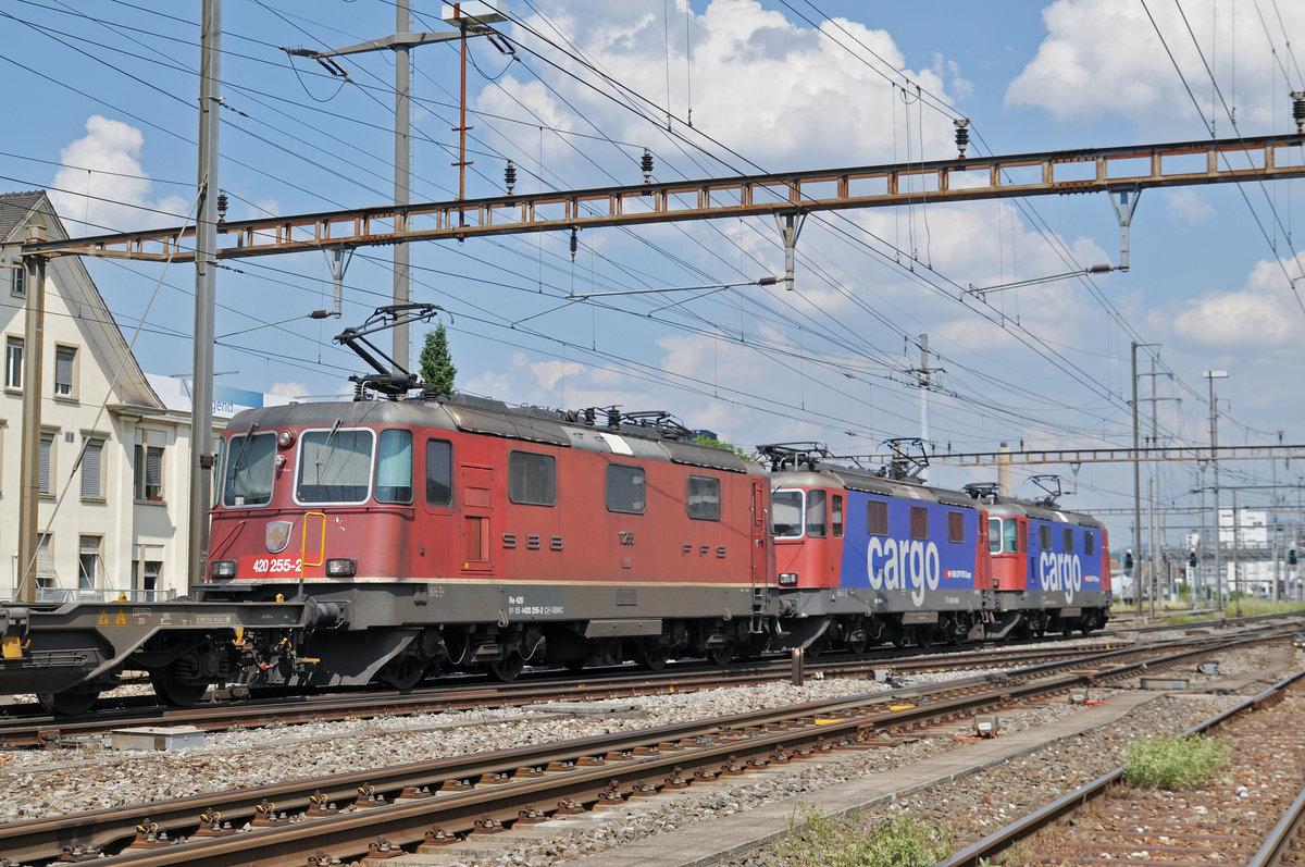 Dreifachtraktion, am Schluss mit der Re 420 255-2, durchfährt den Bahnhof Pratteln. Die Aufnahme stammt vom 20.06.2017.