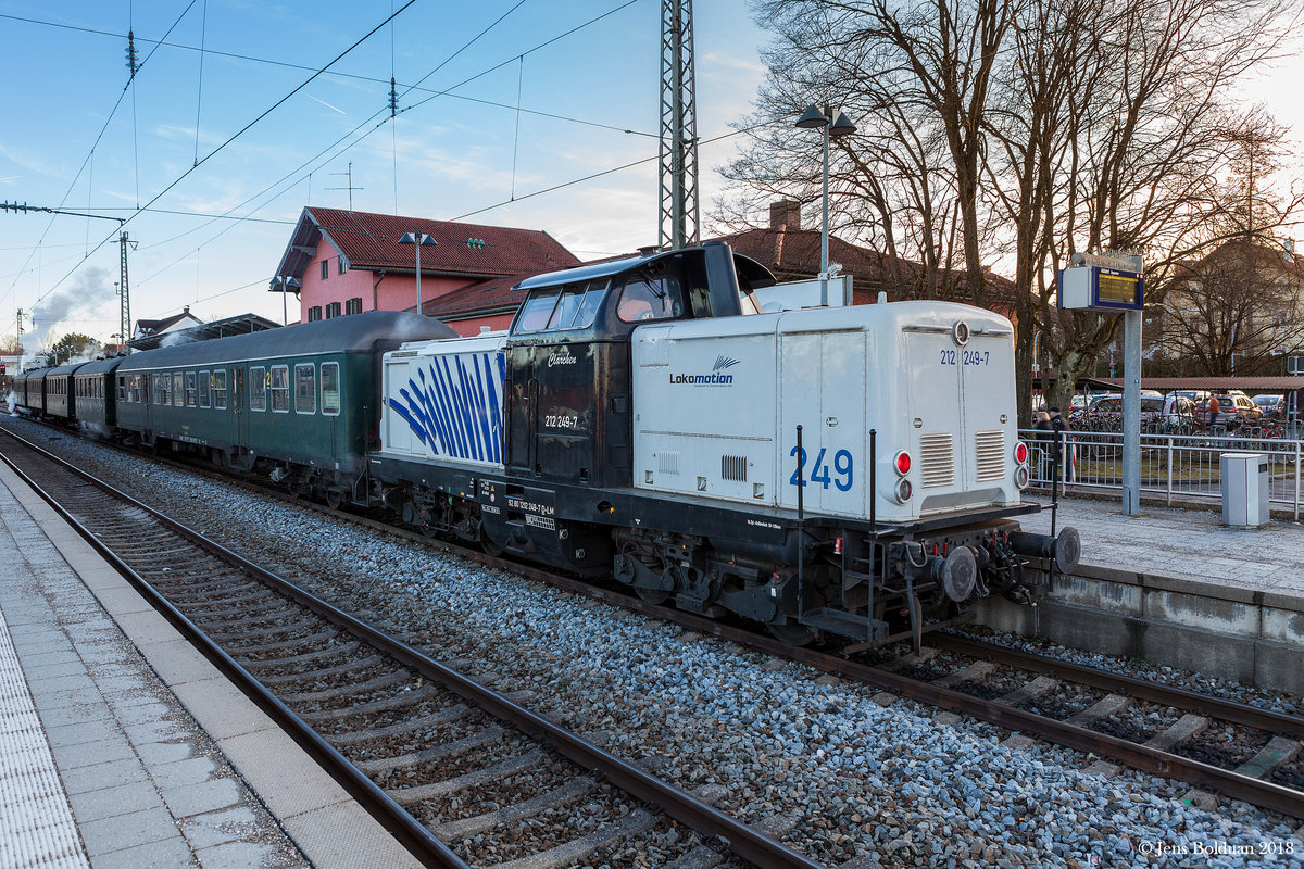 Dreikönigsdampf des BLV am 06.01.2018. Der Zug wartet im Bahnhof Holzkirchen auf die Abfahrt